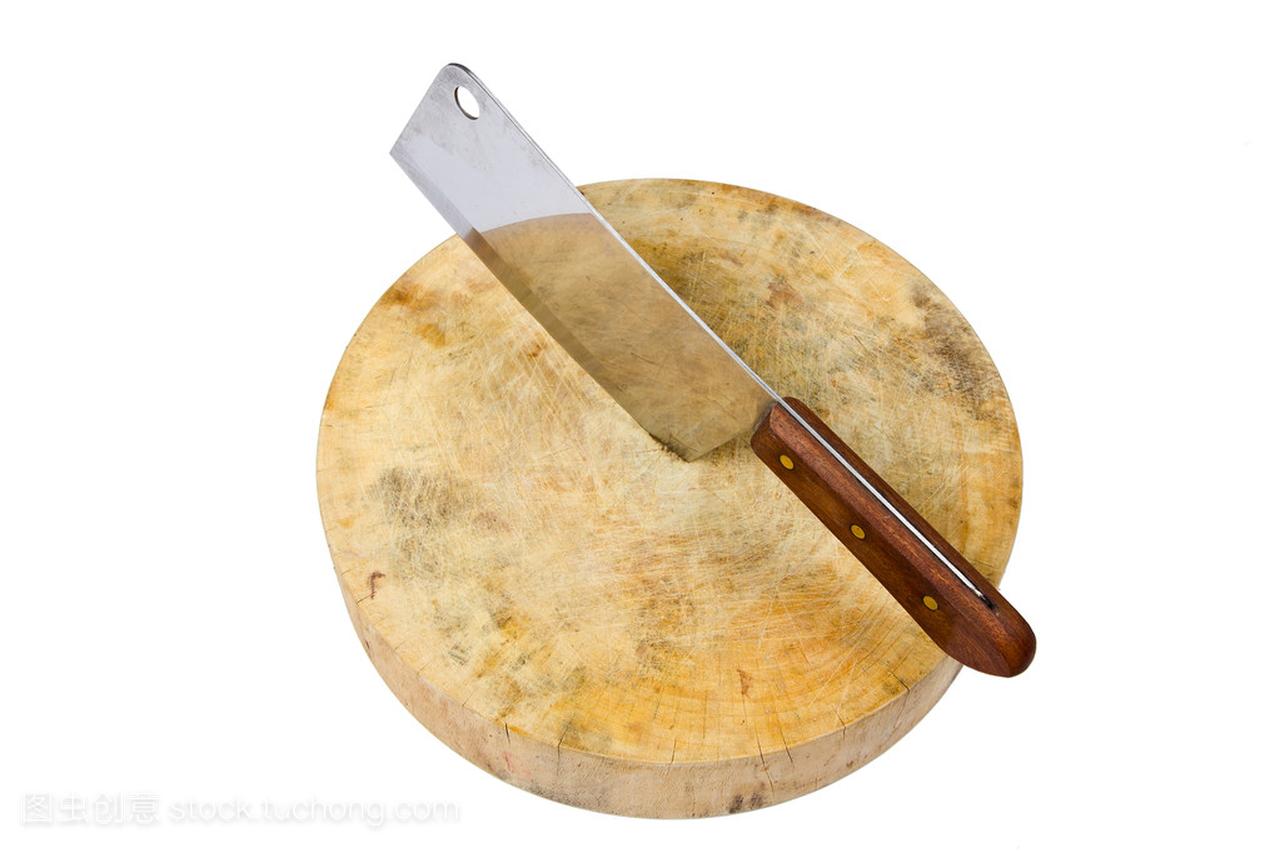 一大把刀坐上木菜板上白色孤立