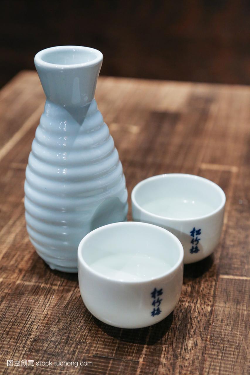 日本清酒传统酒精烘干集与两个满杯