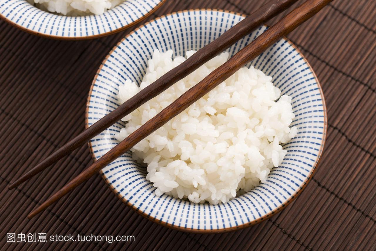 寿司米饭的碗