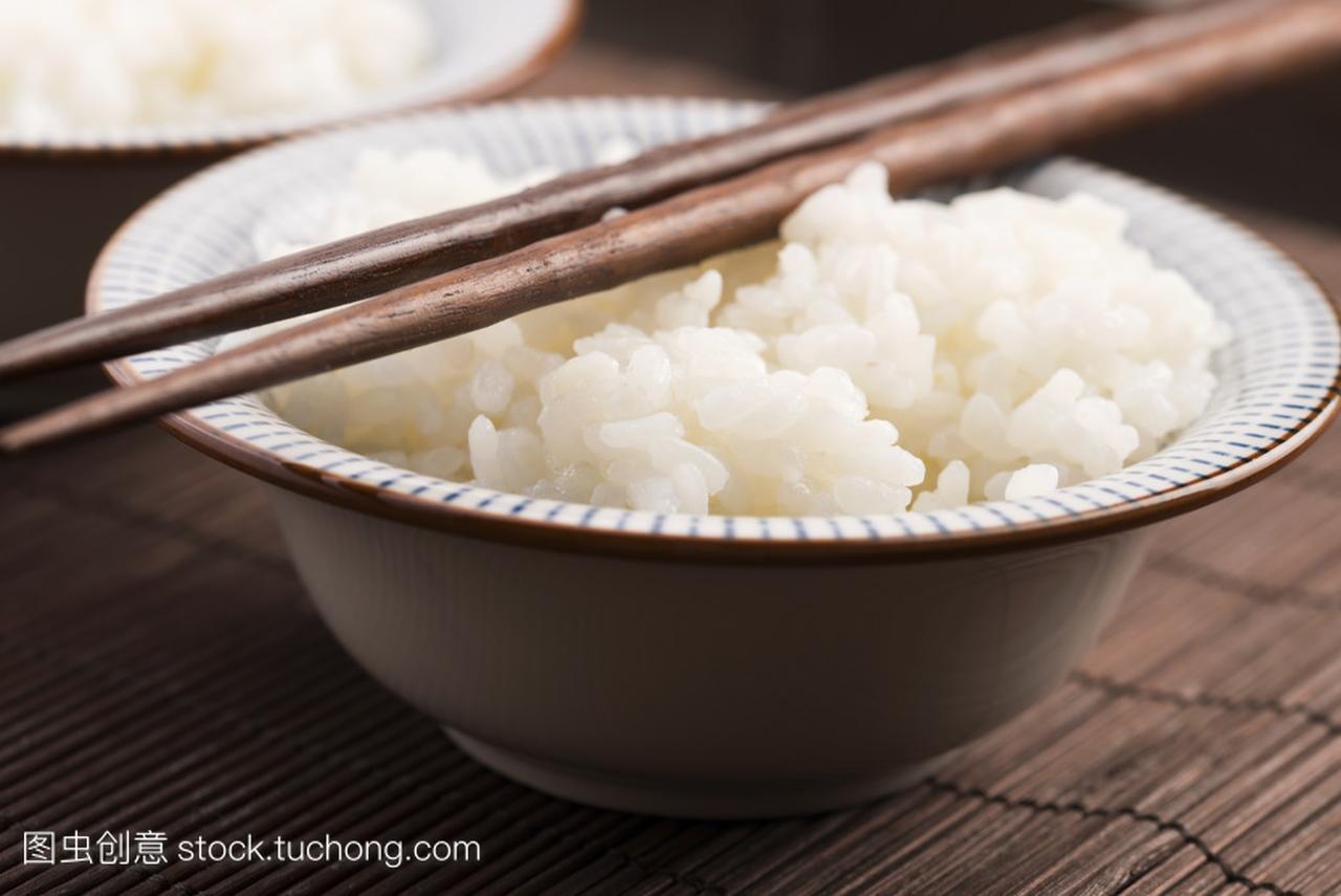 寿司米饭的碗