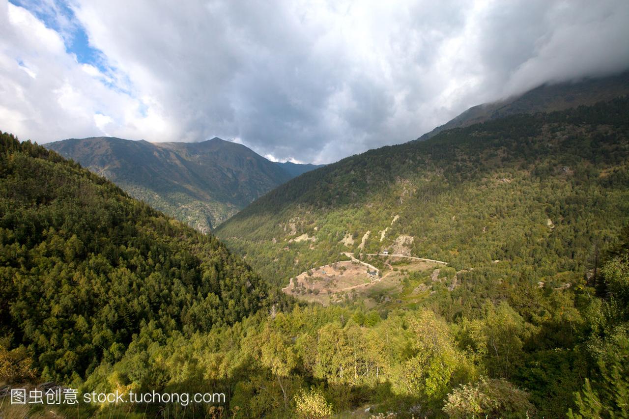 美丽的山景观在安道尔。山和云