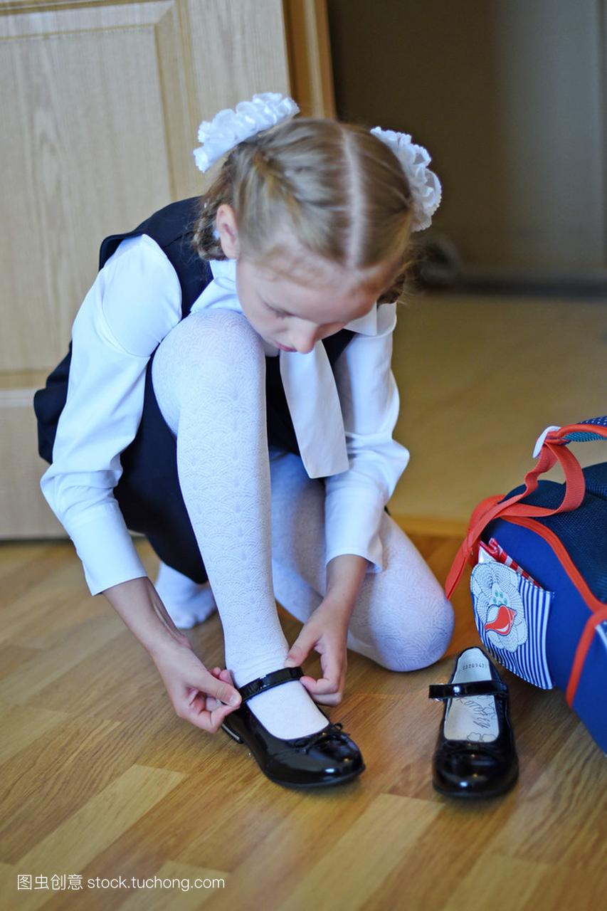 女学生回家的衣服鞋子和去上学