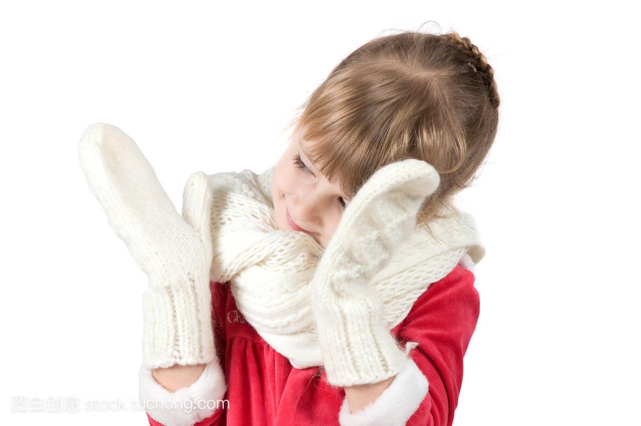 小女孩在一条围巾和手套
