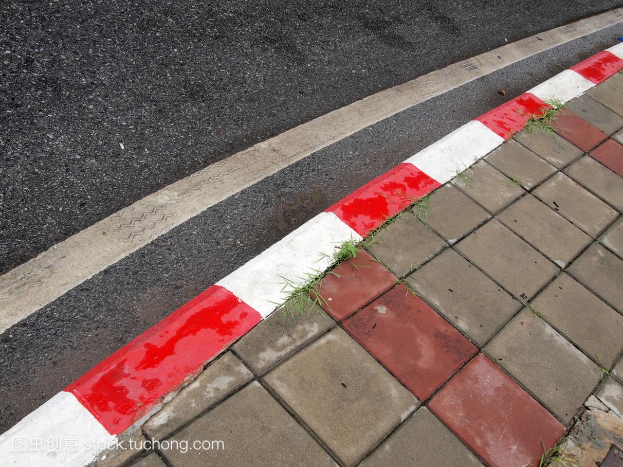 有红色和白色线道路的特写镜头