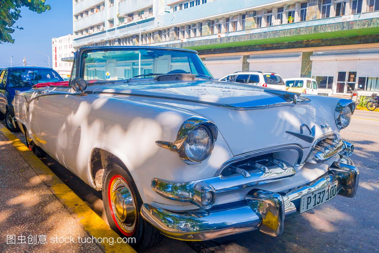 古巴哈瓦那-2015 年 8 月 30 日: 经典美国老爷车