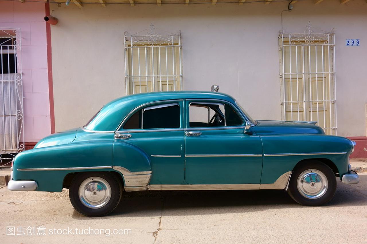 经典的美国车,作为在古巴特立尼达市出租车