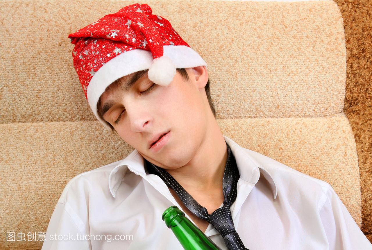 年轻男子睡在圣诞老人的帽子