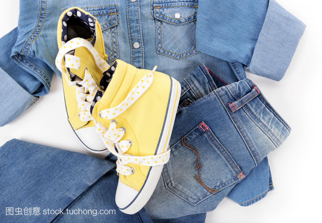 蓝色牛仔衬衫和牛仔裤配上黄色的运动鞋
