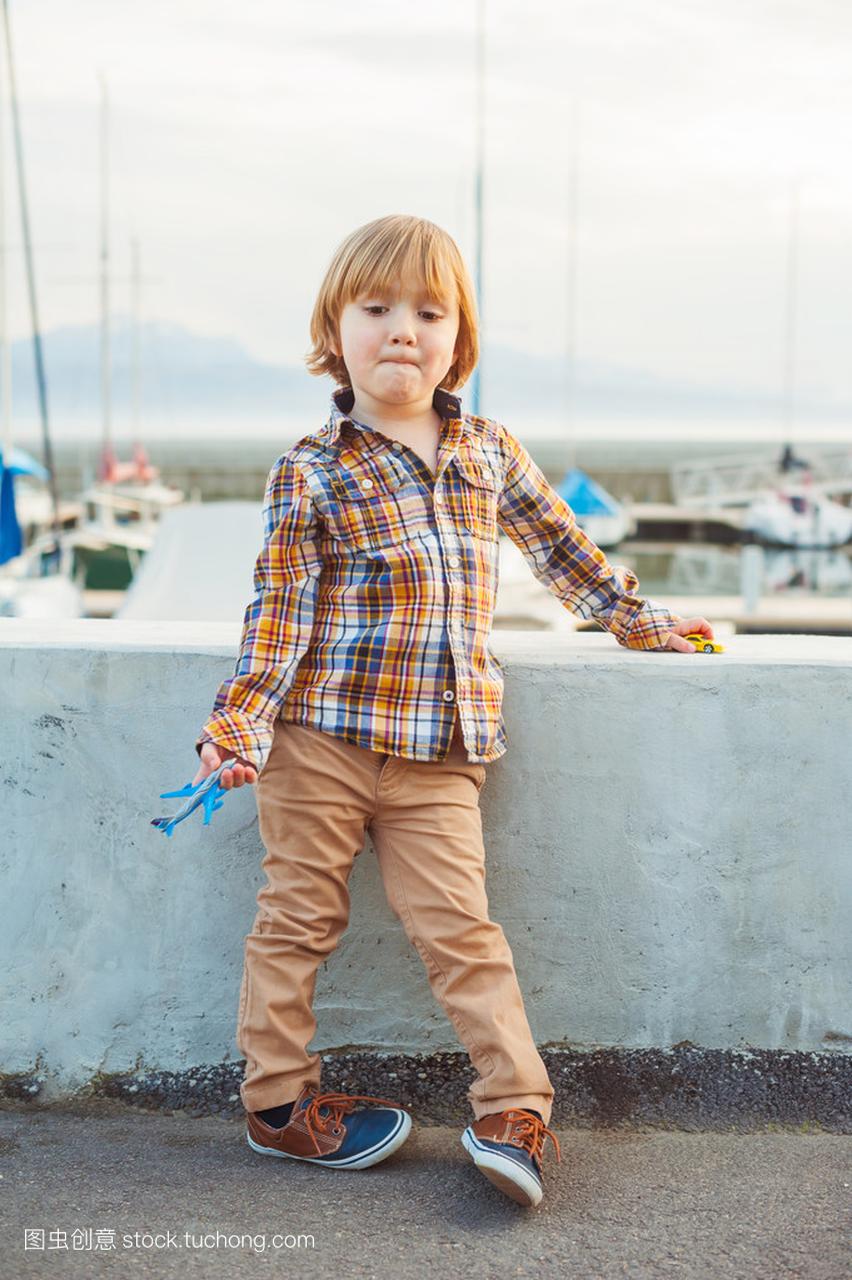 一个可爱的时尚的室外肖像的 4 岁的小男孩穿