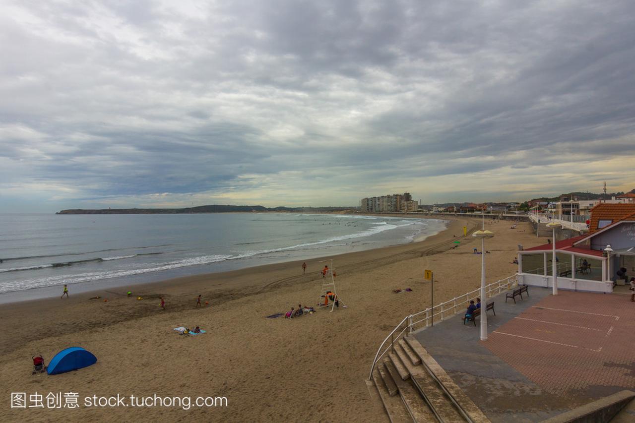 海滩在西班牙阿斯图里亚斯在下雨天