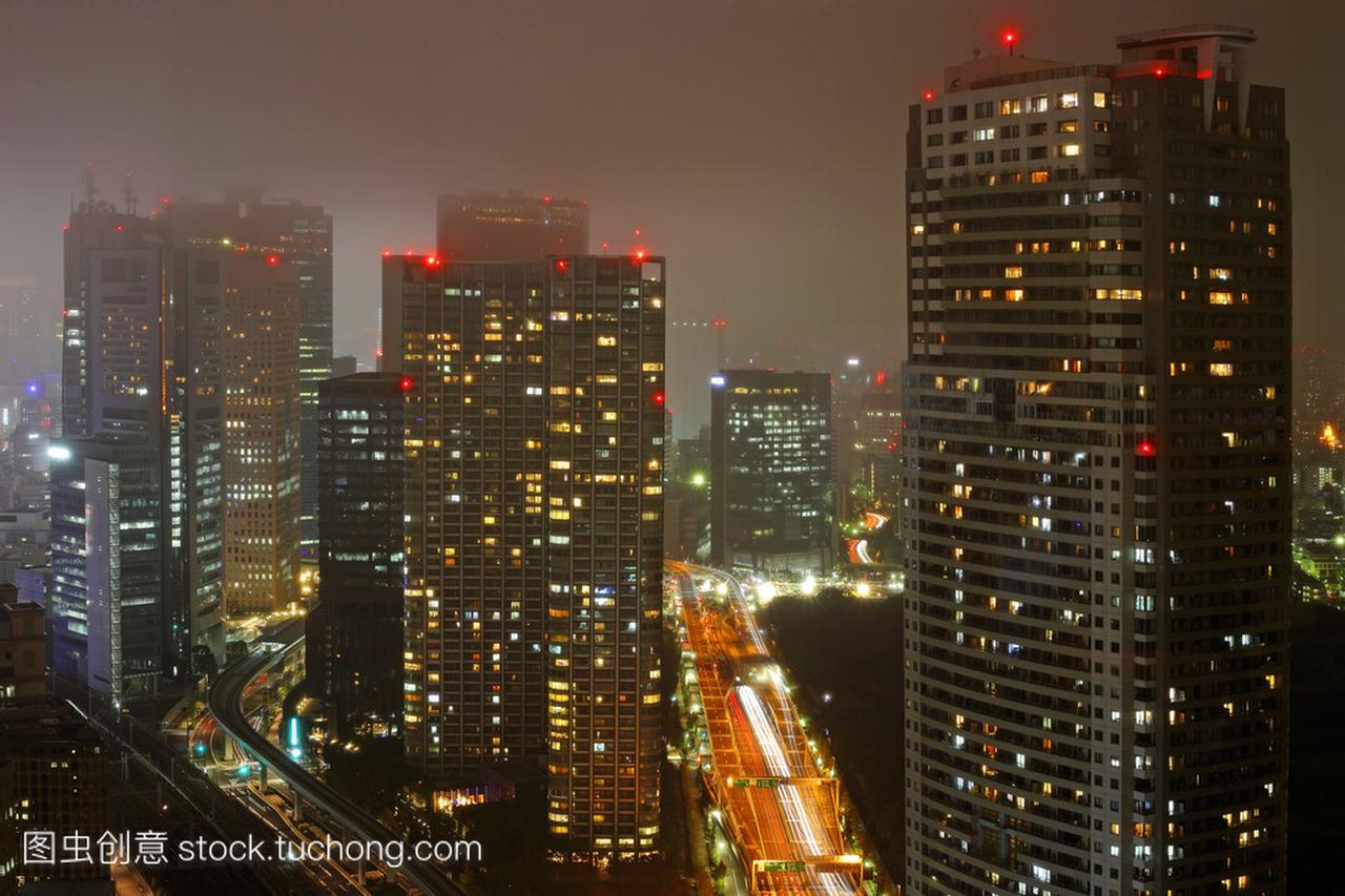密集建筑群中港区,晚上时间日本东京