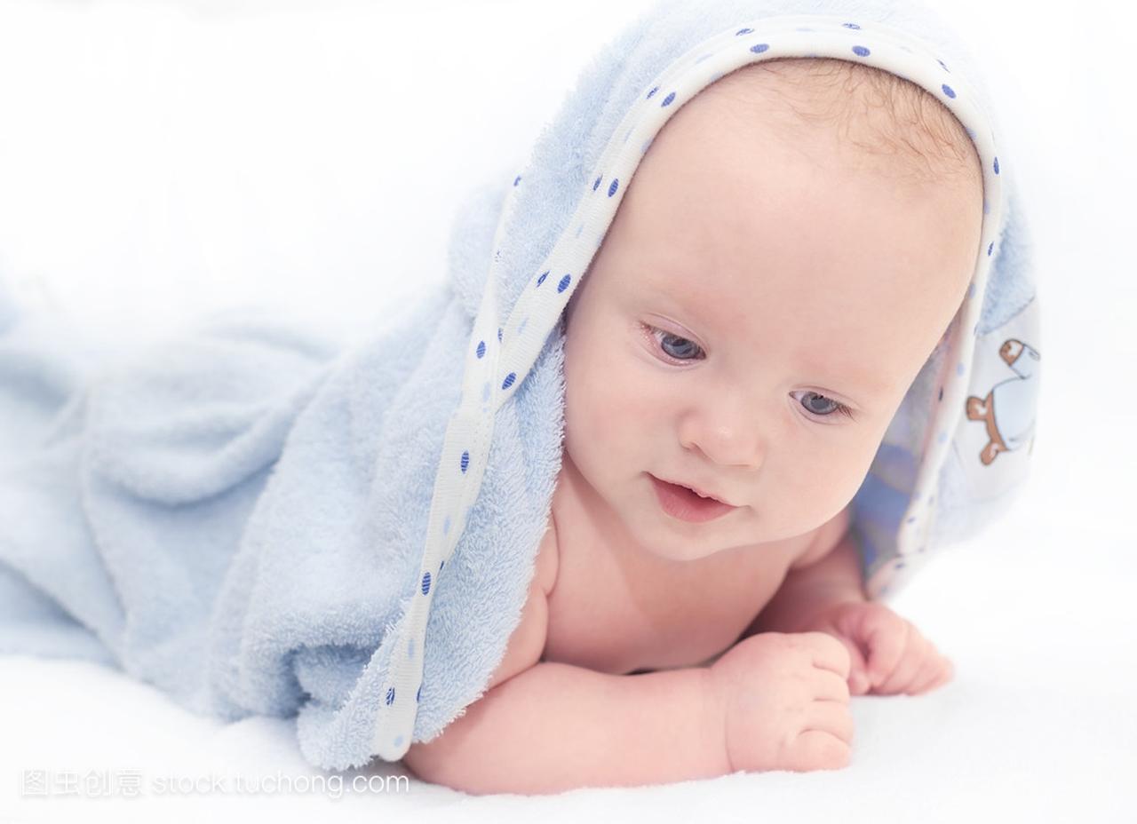 婴儿躺在一条毛巾