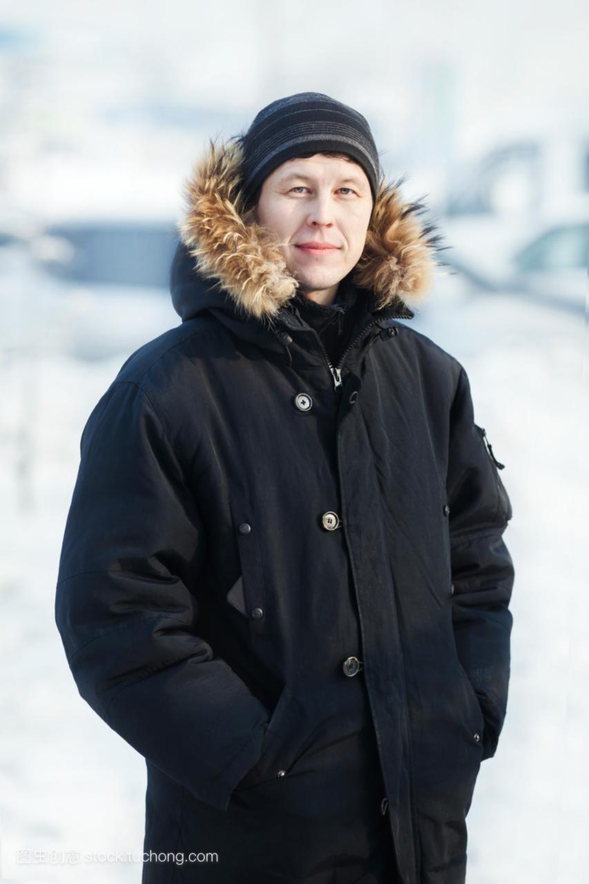 西伯利亚的年轻人在寒冷的冬天里,穿着羽绒服