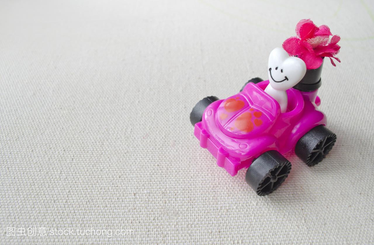 一个有趣的儿童玩具车携带一颗微笑的心。情人