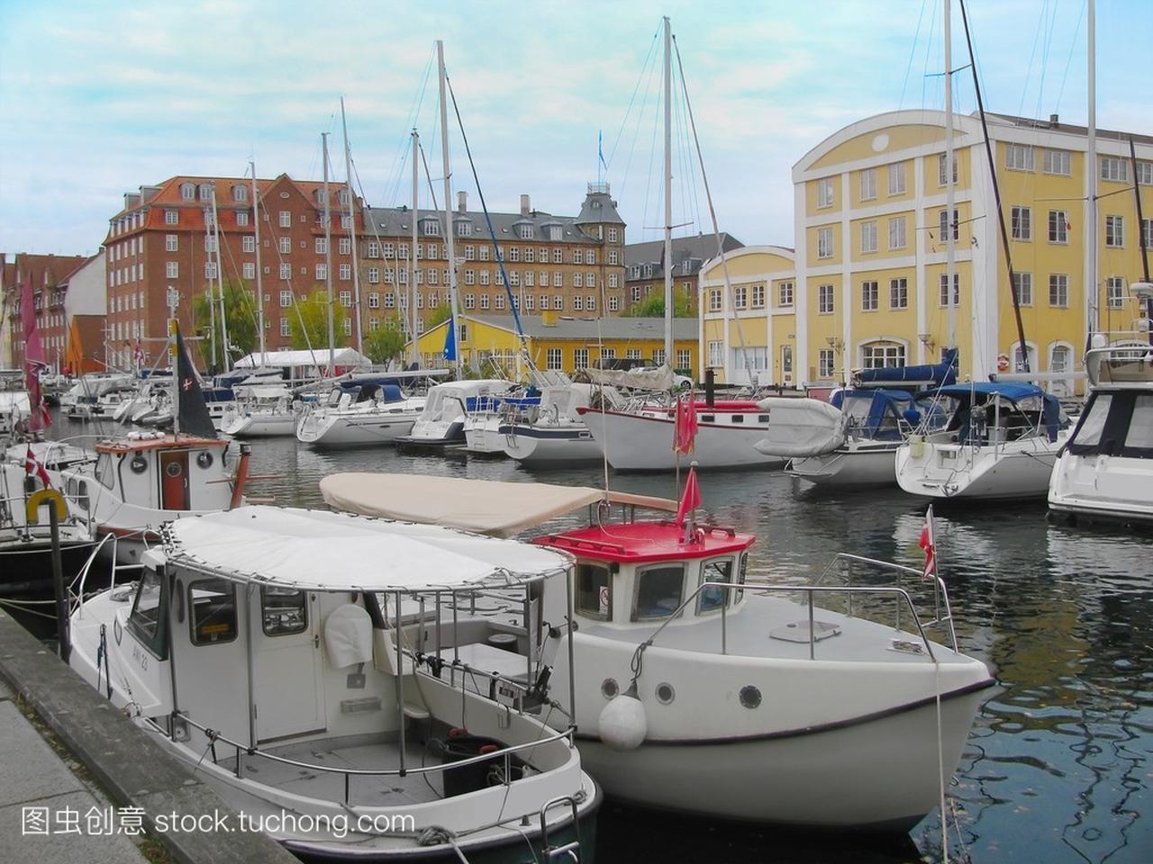 游艇漂浮在哥本哈根的一条运河