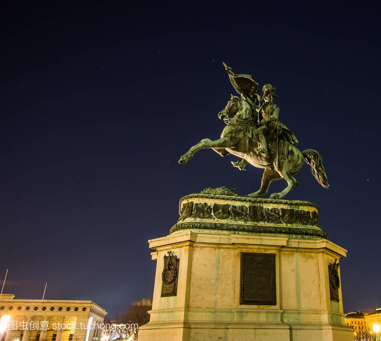 夜景的马术奥地利英雄雕像: 查尔斯公爵的弹丸