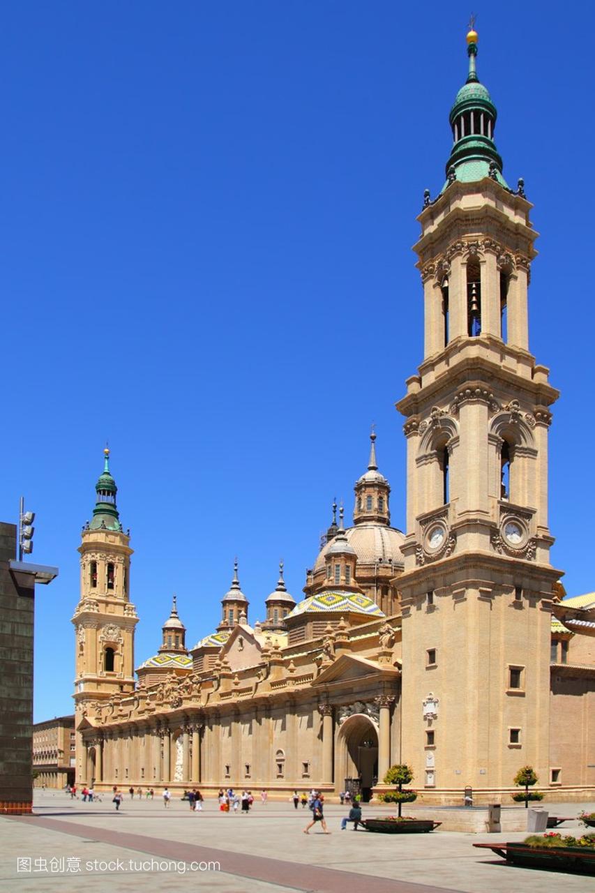埃尔皮拉尔大教堂在萨拉戈萨市西班牙户外