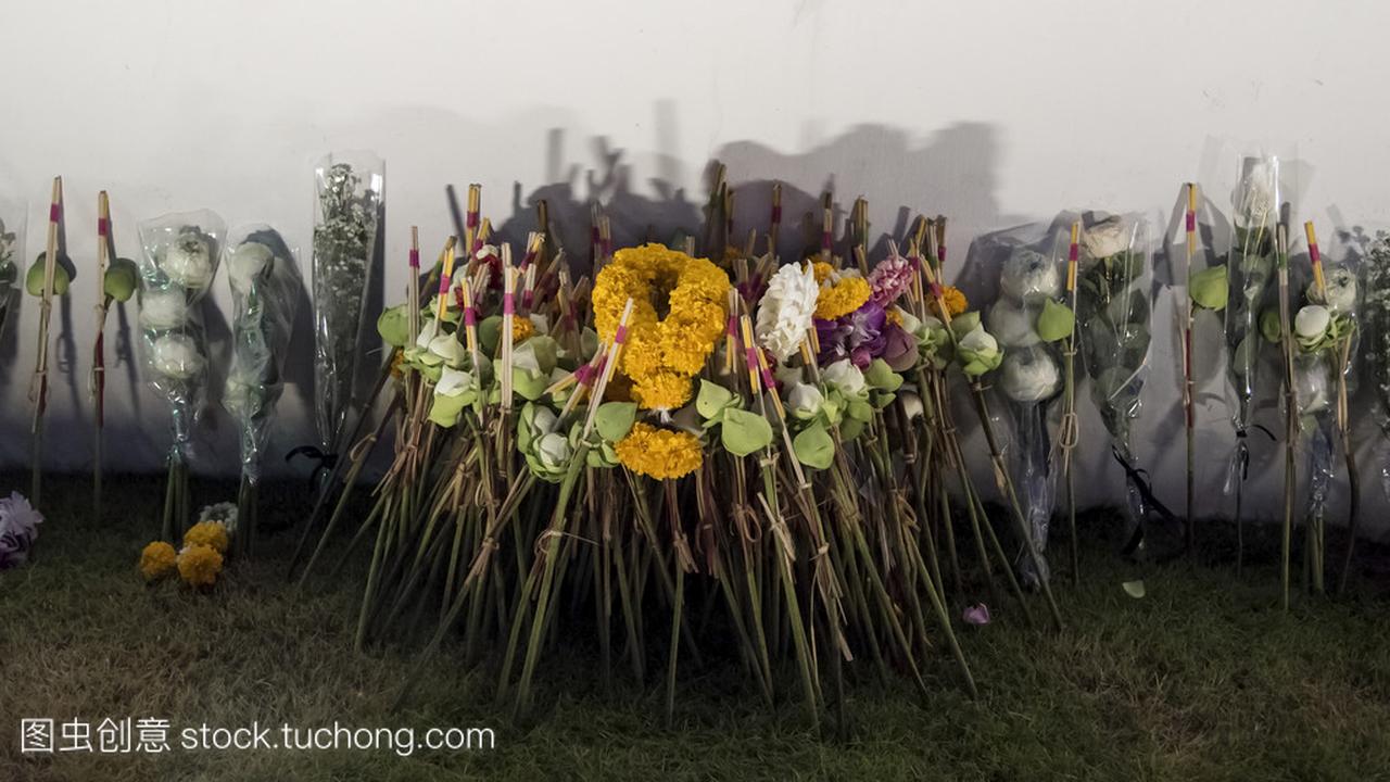 泰国人躺鲜花悼念国王拉玛九世
