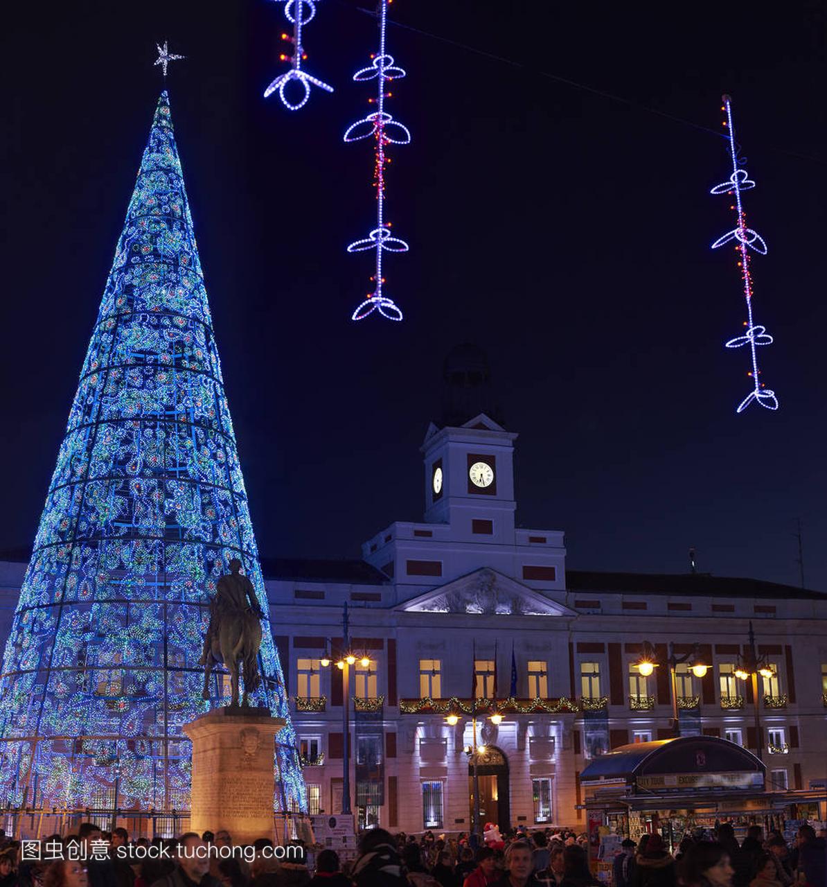 由圣诞彩灯照亮的马德里太阳门广场