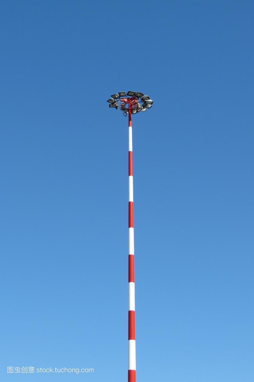Lamp post near an airport with alternate red an