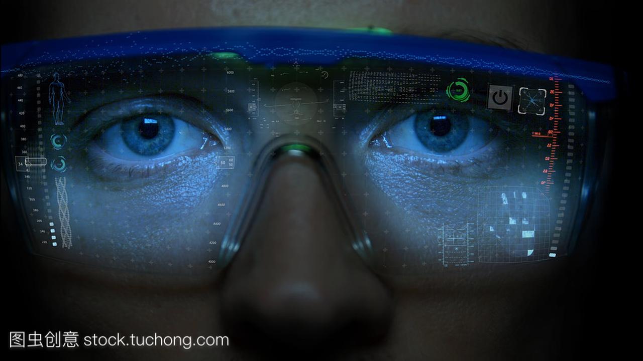 在代码和信息的全息图的脸上的未来派监视器。