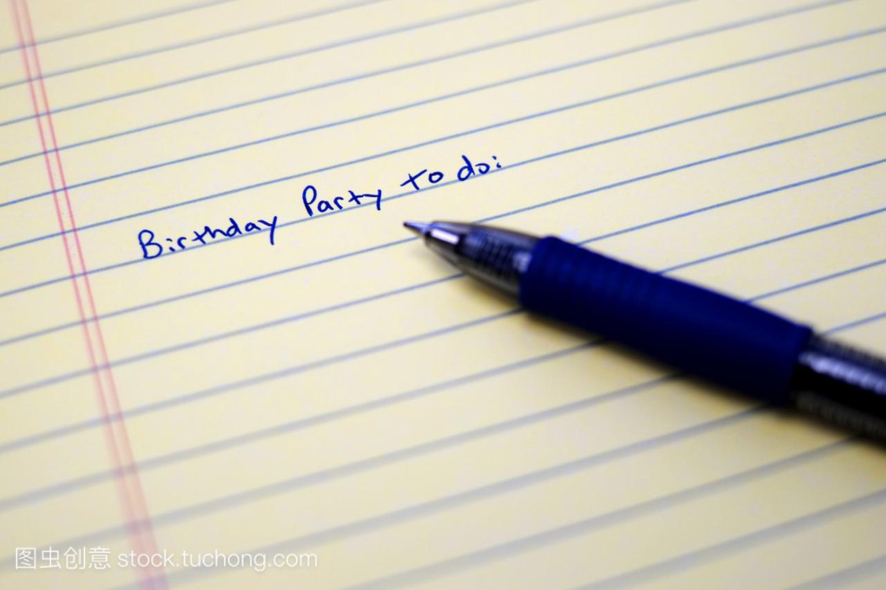 待办事项列表用蓝笔在纸上的生日聚会
