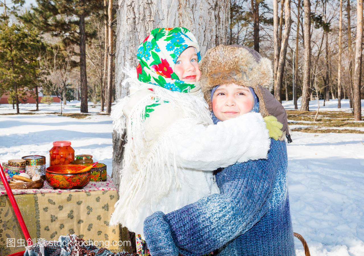 孩子们在雪地上印花头上俄罗斯 pavloposadsk
