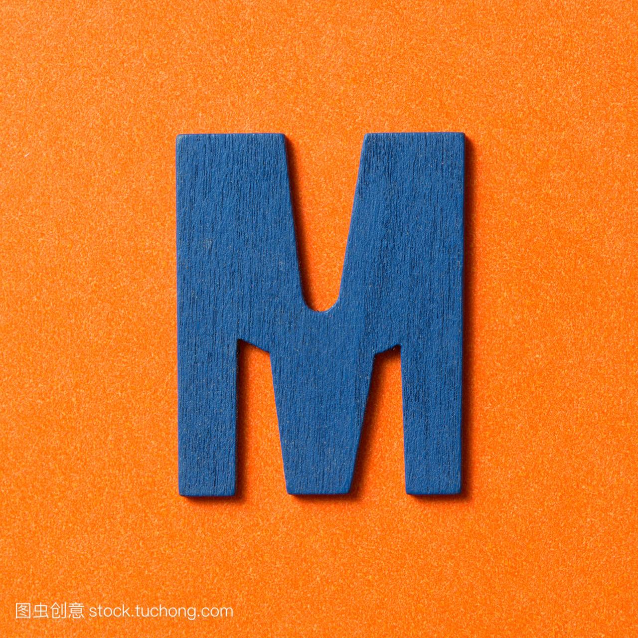 木制字母 M 在大写字母