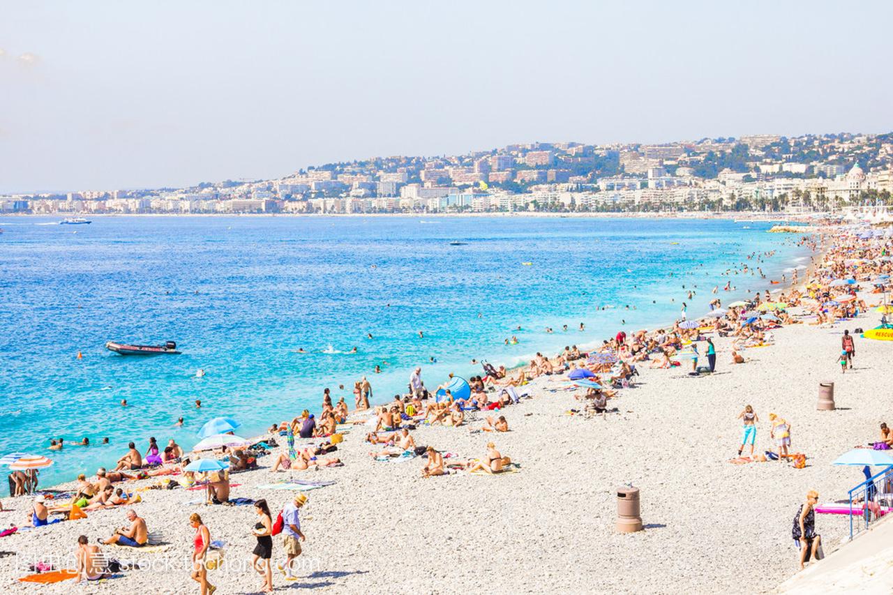 游客喜欢在法国尼斯海滩的好天气