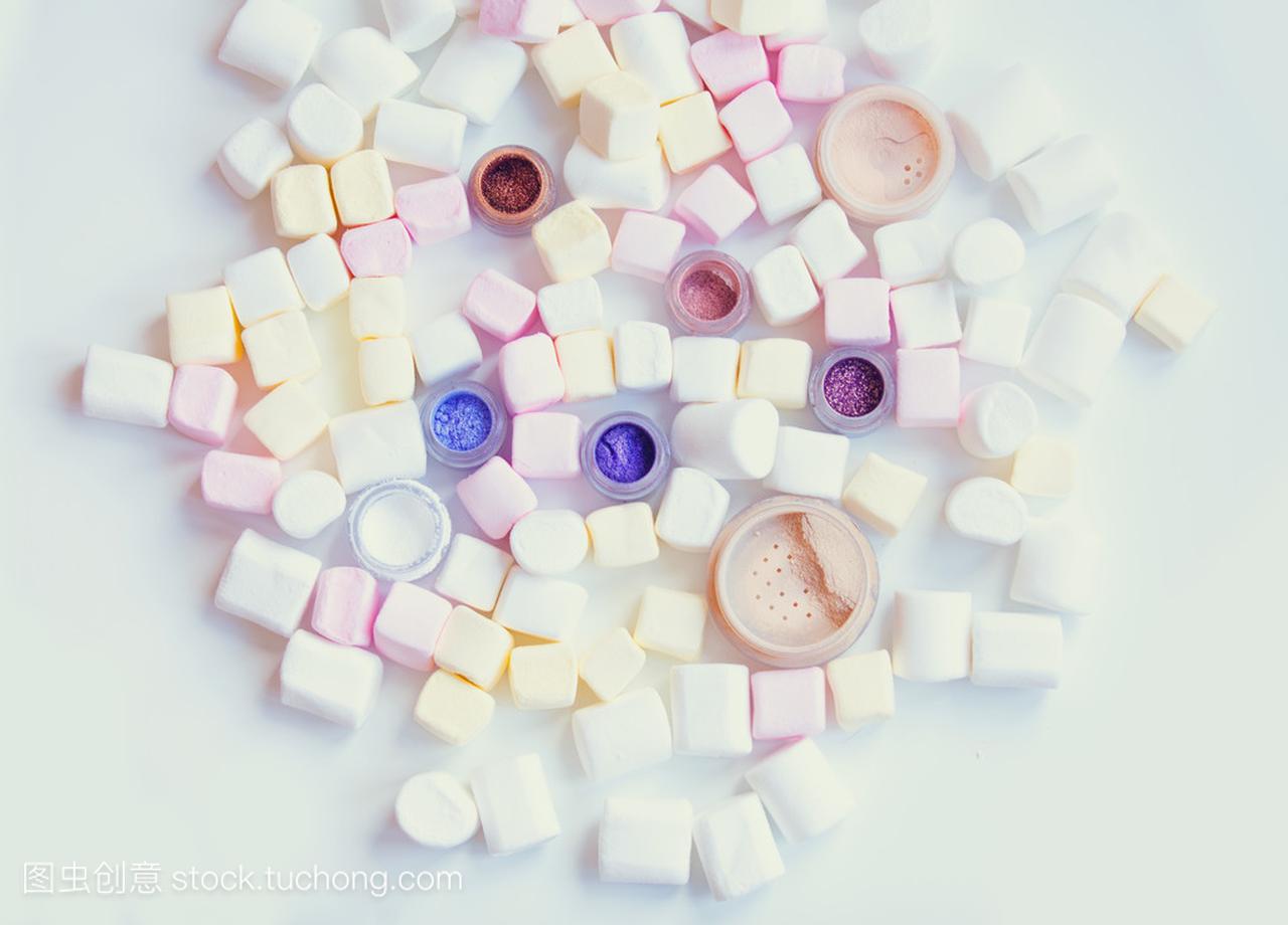 棉花糖和化妆品在桌子上
