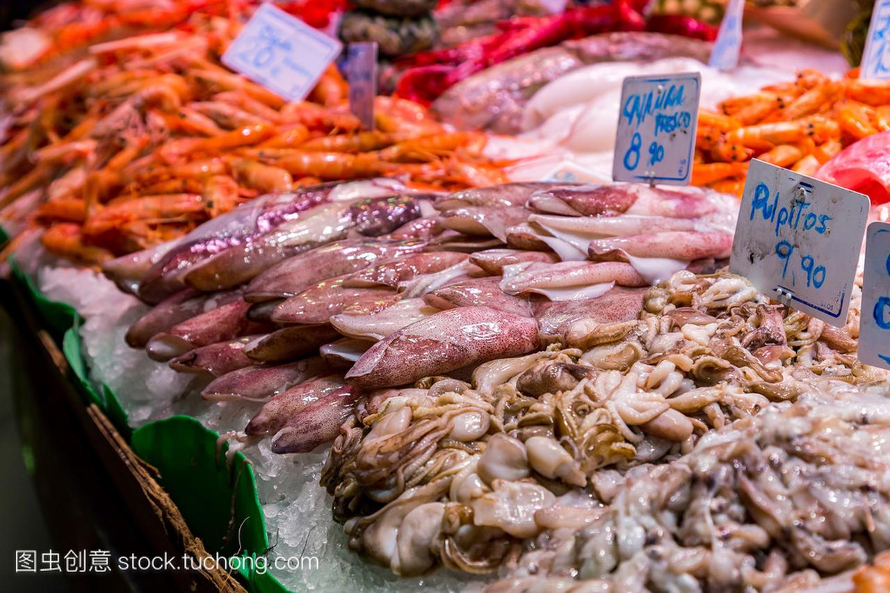 鱼和海鲜在巴塞罗那著名的邦奇利亚市场