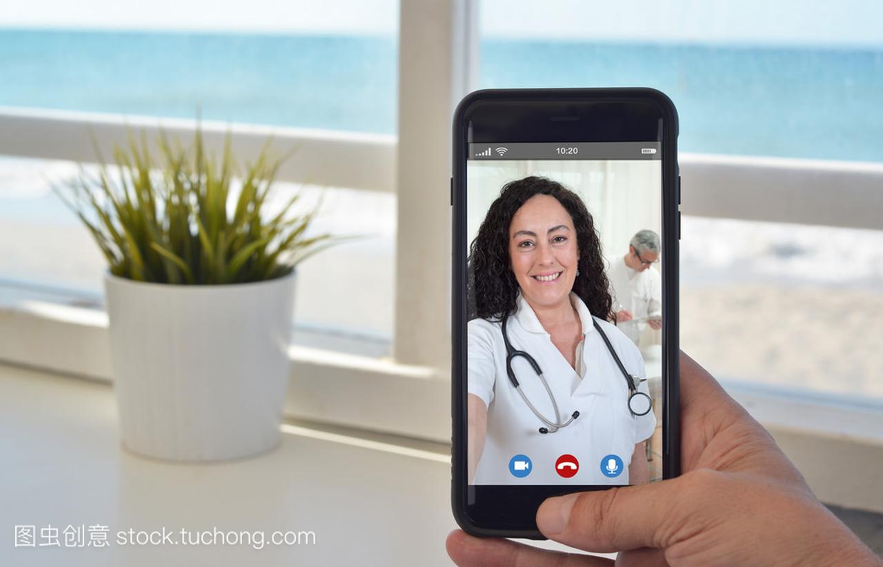 智能手机视频打电话跟医生女人