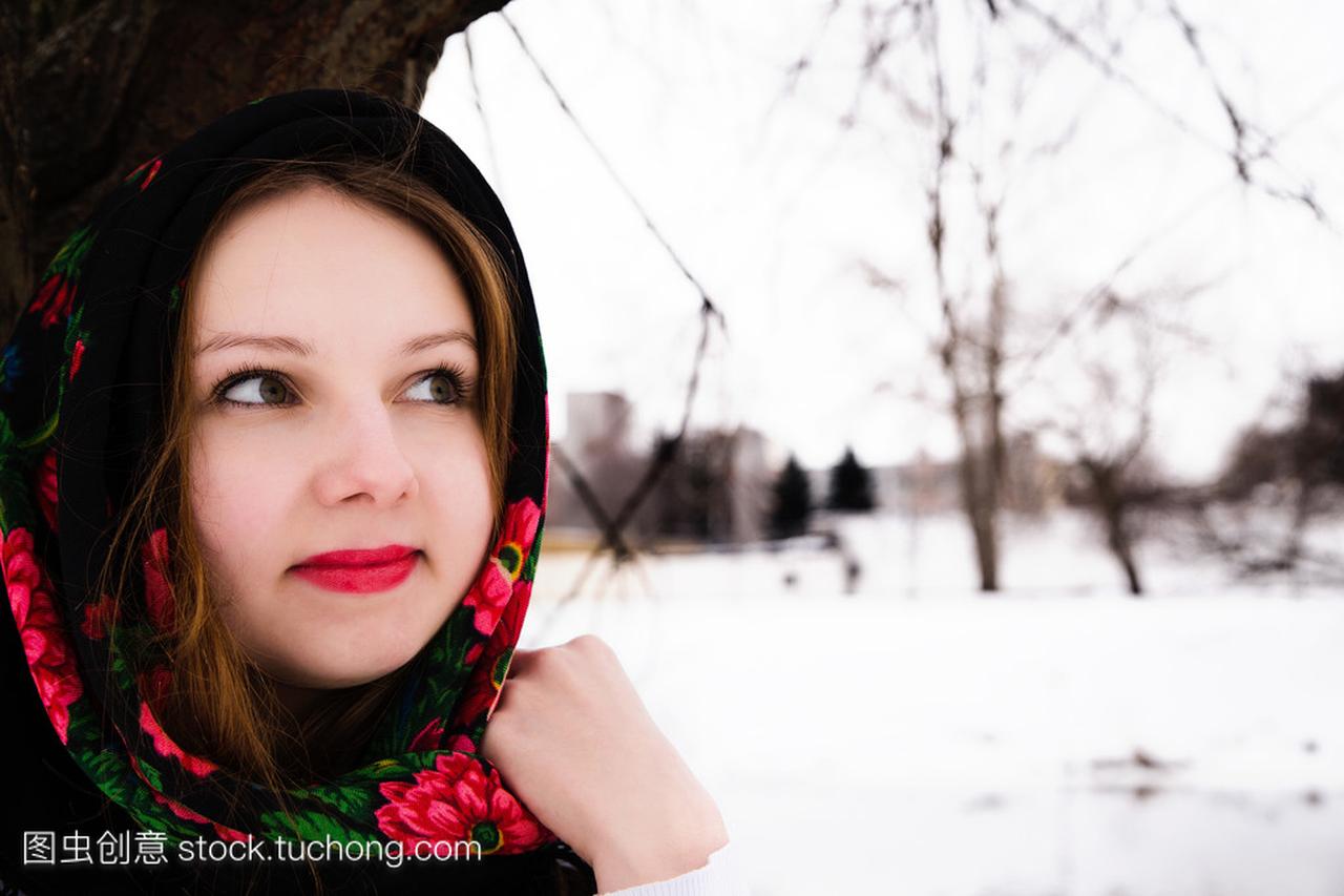 美丽的俄罗斯女孩,在一条围巾的肖像