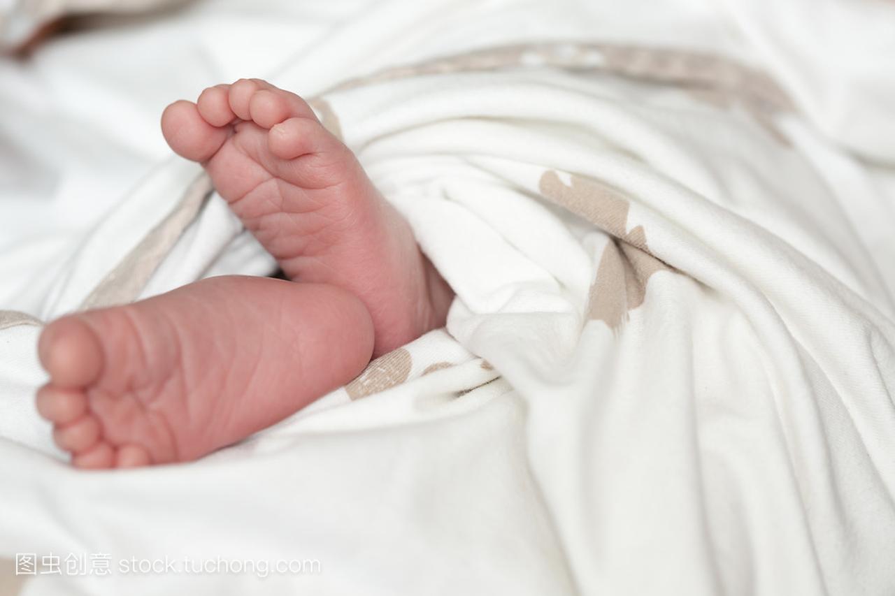 刚出生的婴儿的脚的照片