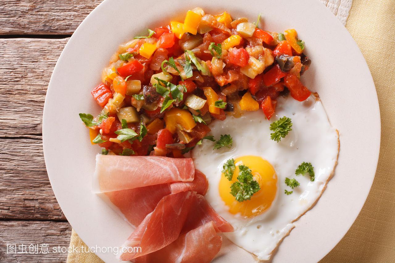 西班牙菜 ︰ 炒的蛋、 火腿和蔬菜吐特写。水平