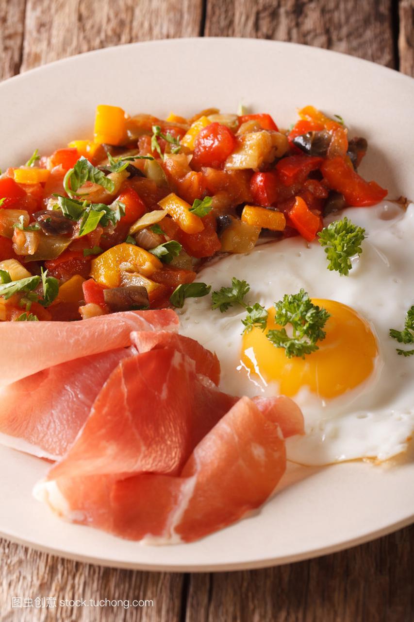 西班牙菜 ︰ 炒的蛋、 火腿和蔬菜吐特写。垂直