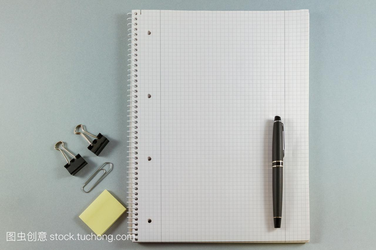 笔记本用空白的纸,颜色粘滞便笺、 钢笔和剪辑