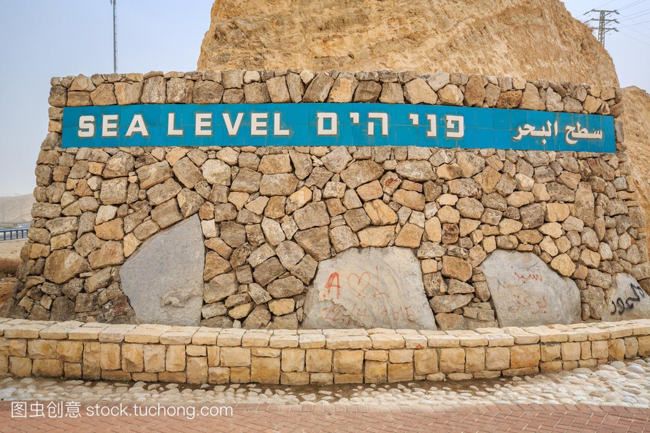 接近以色列死海海平面标志