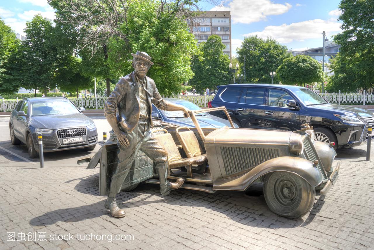 在其著名的汽车附近雕塑小丑尤尼古灵