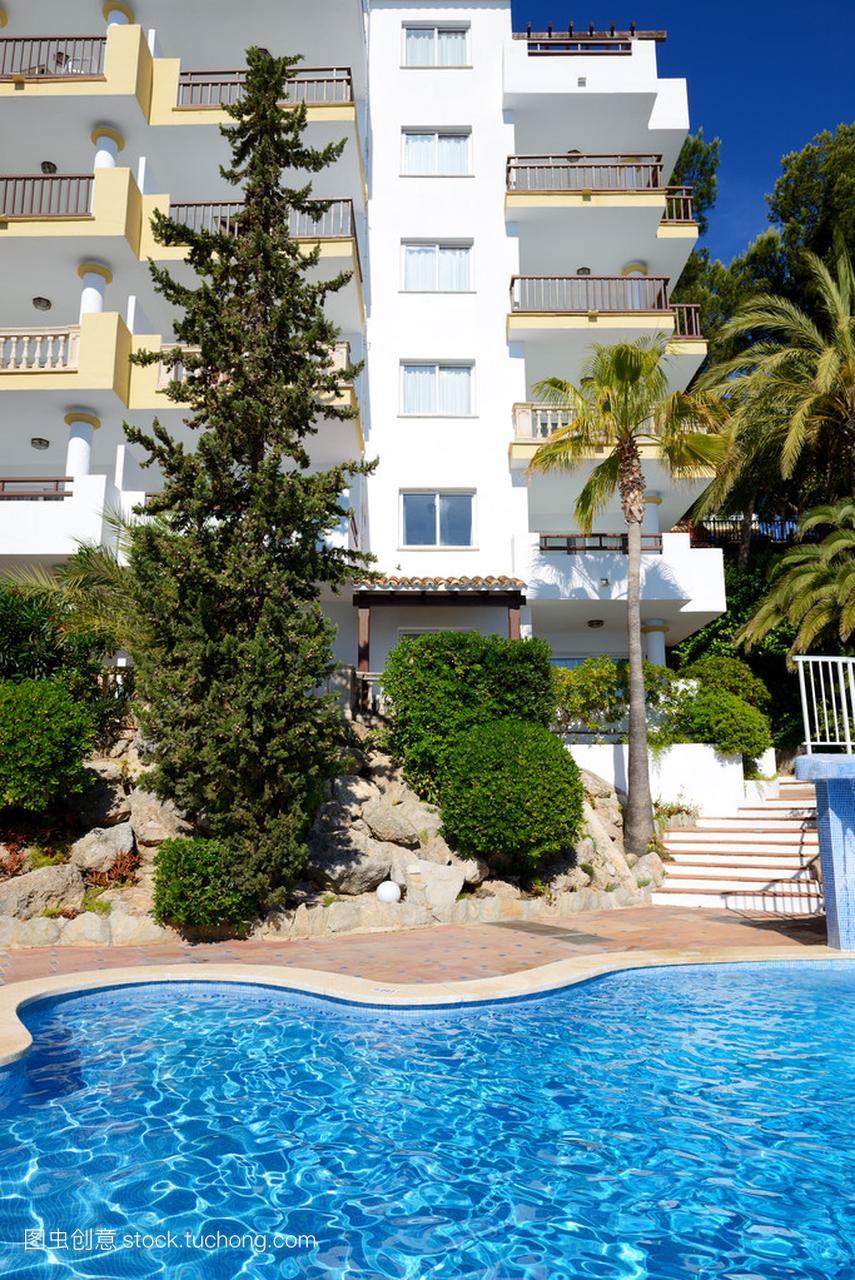 游泳池和碧绿的水,在酒店里,马略卡岛