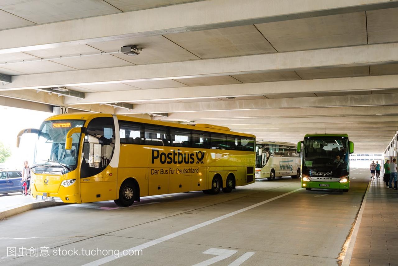 两个长途公交车在新的斯图加特公共汽车总站