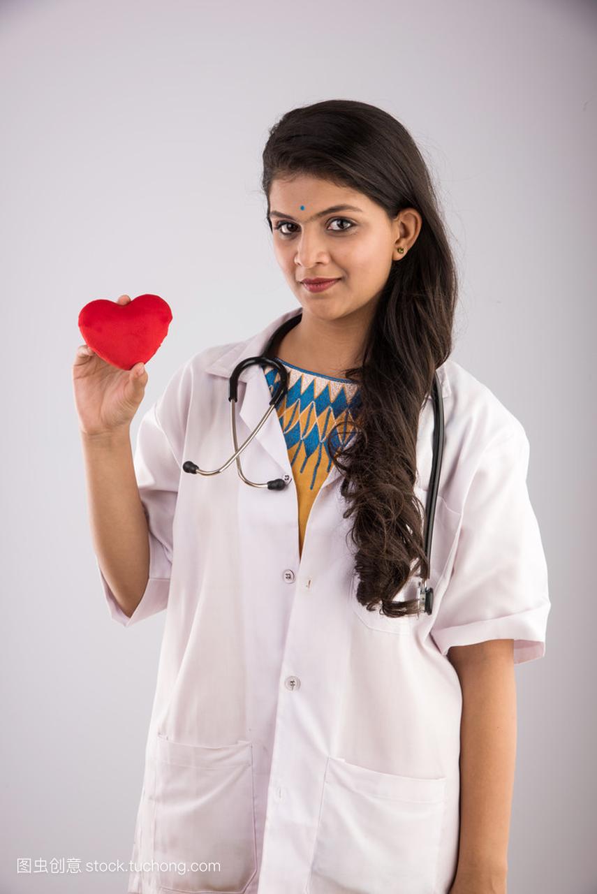 印度女医生与红心玩具、 美丽亚洲年轻医生显