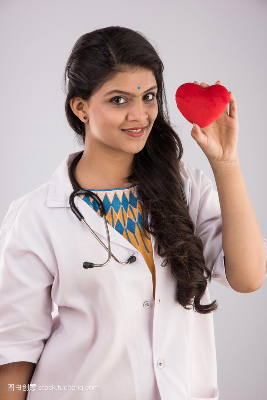 印度女医生与红心玩具、 美丽亚洲年轻医生显