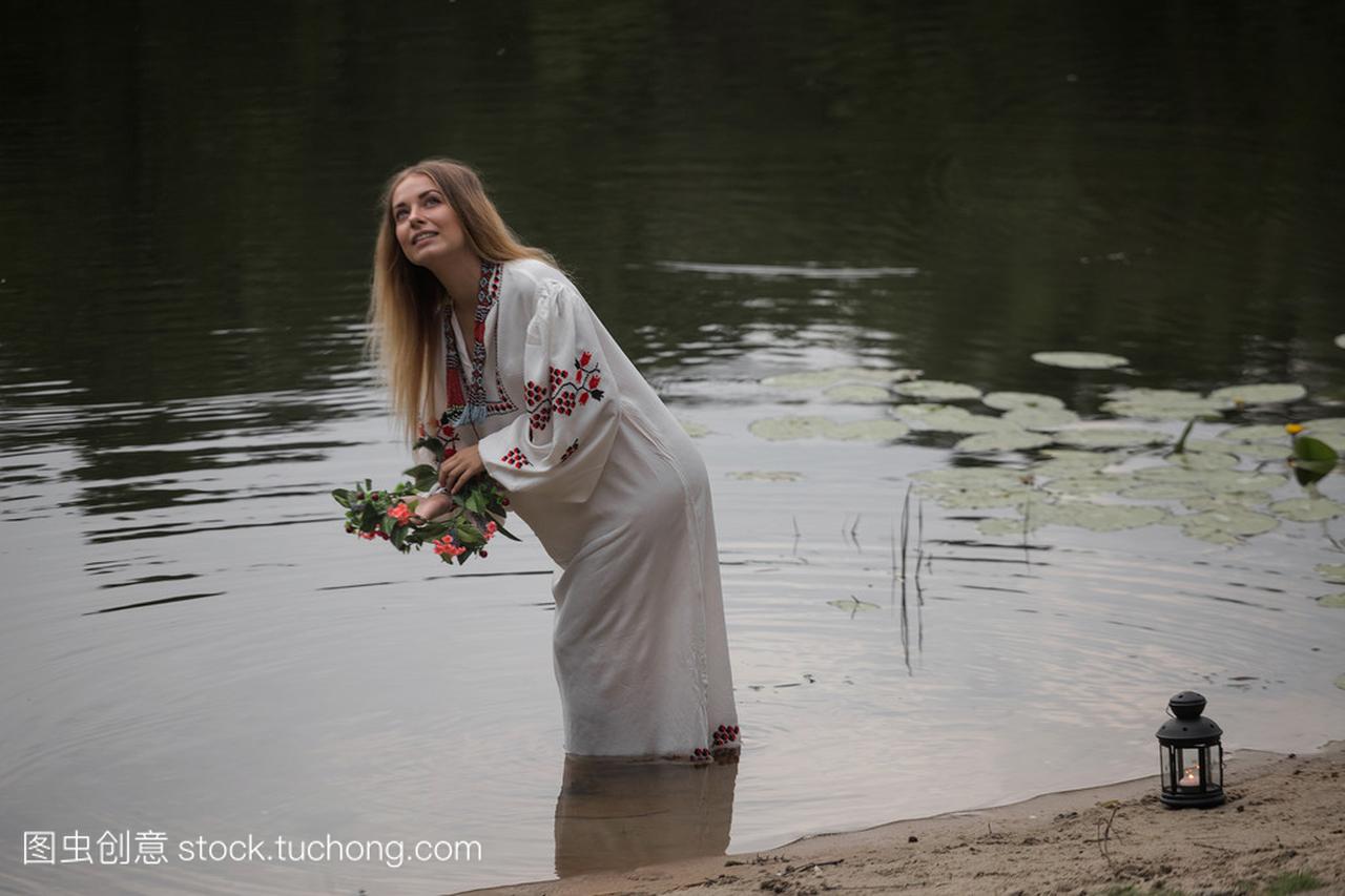 年轻漂亮的女孩,在白俄罗斯传统服装用花环
