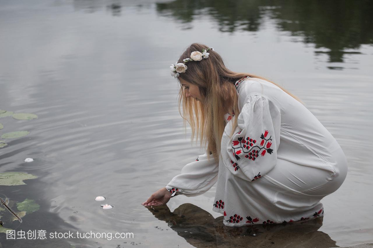 年轻漂亮的女孩,在白俄罗斯传统服装用花环