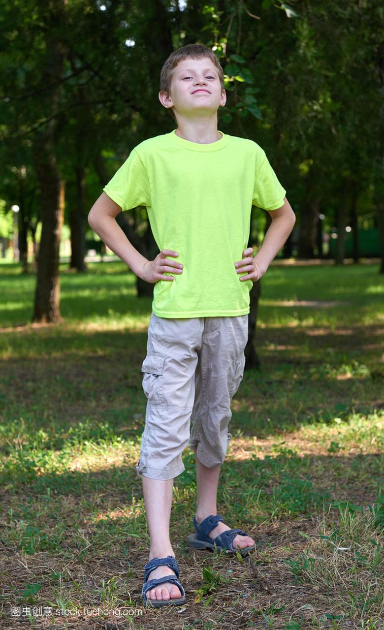 十几岁的男孩肖像像超人摆在户外,夏天的季节