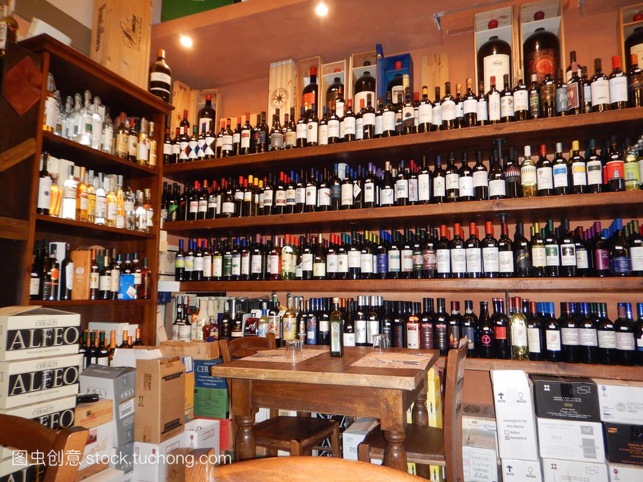 在 medieva 的葡萄酒商店 Bolgheri,意大利-201