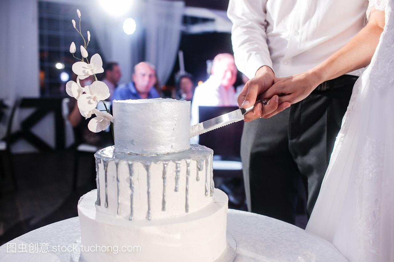 新娘和新郎在婚礼上祝词切蛋糕