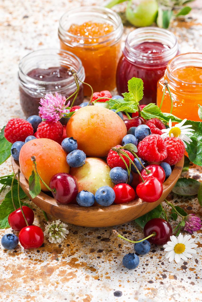 季节性的水果和浆果、 果酱、 垂直特写