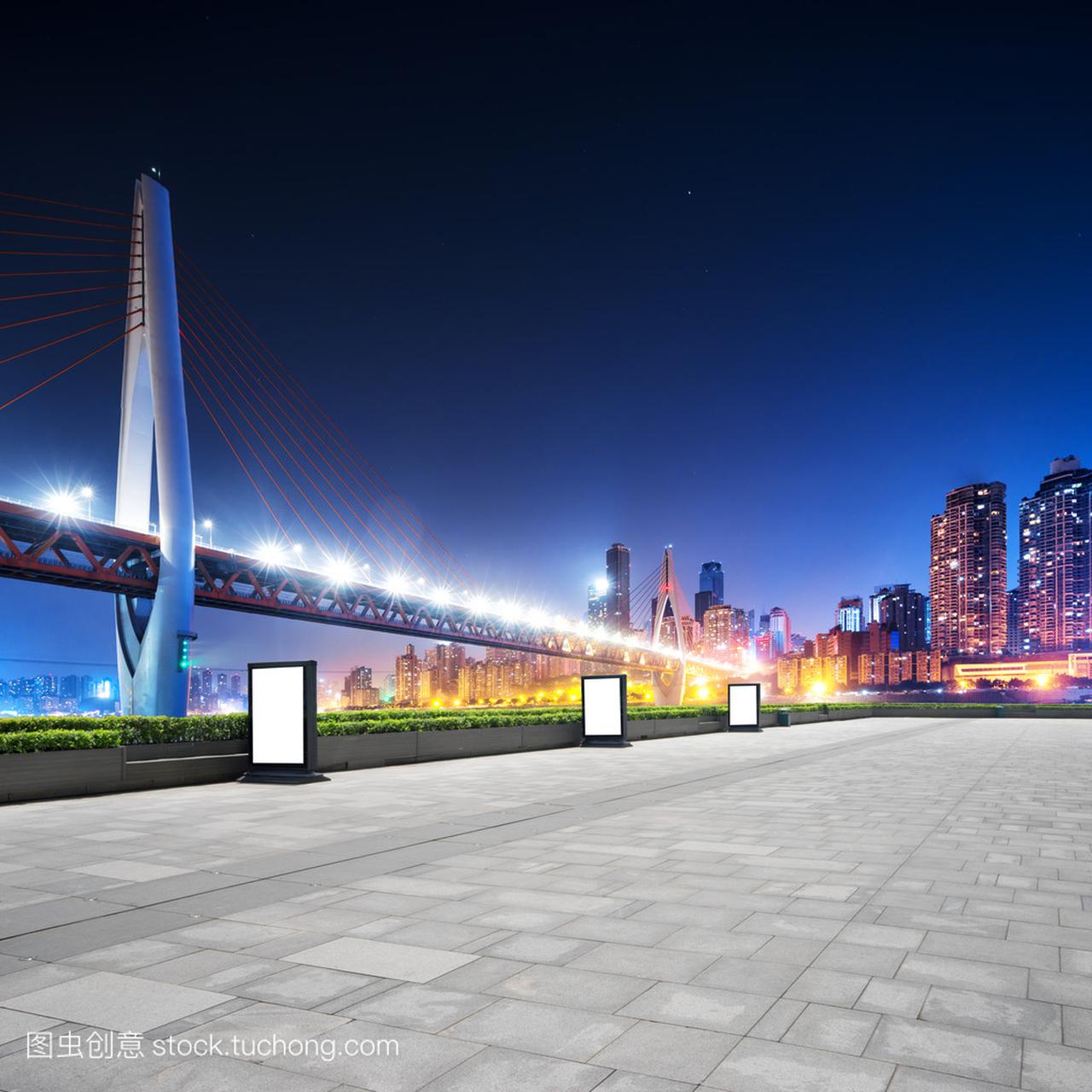 城市景观和天际线的市中心附近的重庆桥